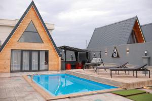 a house with a swimming pool and a building at Atlasluxuryhome mor in Samsun