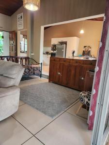 a living room with a couch and a kitchen at Wendy Location in Papeete