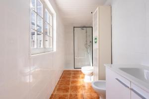 a white bathroom with a toilet and a sink at Salvaterra de Magos in Salvaterra de Magos +44 photos