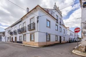 a white building on the side of a street at Salvaterra de Magos in Salvaterra de Magos