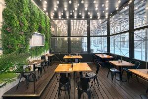 En restaurang eller annat matställe på Hotel Henri NY