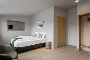 ein Schlafzimmer mit einem Bett und einem Spiegel an der Wand in der Unterkunft Stracta Hotel Mosfell in Hella