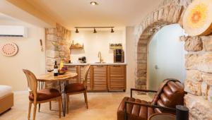 a kitchen and living room with a table and chairs at המילטון 2 - Hamilton 2 in Safed
