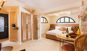 a bedroom with a bed and a table in a room at המילטון 2 - Hamilton 2 in Safed