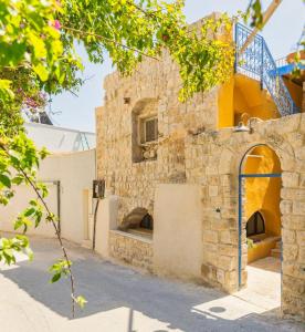 an old stone building with a blue gate at המילטון 2 - Hamilton 2 in Safed