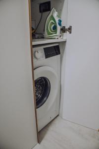 a washer and dryer in a small room at Lumina Residence Našice in Našice