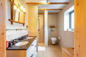 a bathroom with two sinks and a toilet at 2 Bed in Glendale oc-b34216 in Glendale +22 photos