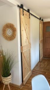 a sliding barn door in a room with a plant at Laguna Turawa in Turawa