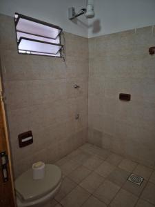 a bathroom with a toilet and a window at Dos habitaciones Cómodo Residencia in Encarnación +11 photos