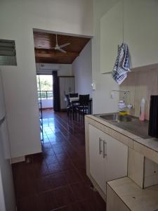 a kitchen with a sink and a dining room at Dos habitaciones Cómodo Residencia in Encarnación