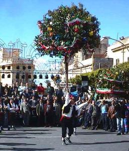 Un homme marchant devant une foule de gens dans l'établissement Palazzo Graziano, à Terrasini