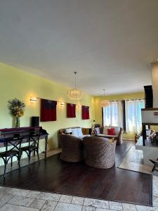 a living room with a couch and a table at Casa Valdres in Santa Cruz La Laguna