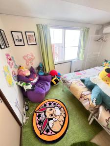 a bedroom with two twin beds and a window at ヴィオラ菊水 in Sapporo +144 photos