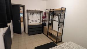 Ein Zimmer mit einem Kleiderschrank, in dem sich eine Kommode und ein Spiegel befinden. in der Unterkunft Le Maréchal in Dole