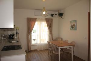 a kitchen and dining room with a table and a window at Vila Prata Dourada 1 in Ferreira do Zêzere +4 photos