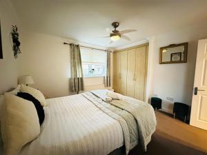a bedroom with a bed and a ceiling fan at Contractors Home - 4 Bedroom Long Stays Welcome - Barnsley in Shafton