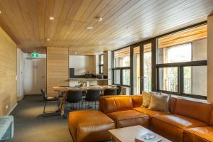 a living room with a couch and a table at Nelse Lodge in Falls Creek