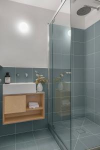 a bathroom with a glass shower with a sink at Nelse Lodge in Falls Creek +40 photos