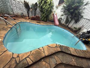 una piccola piscina con fondo roccioso di Lodecampu ad Asunción