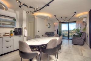 a kitchen and dining room with a table and chairs at Nof Yareach - נוף ירח in Safed