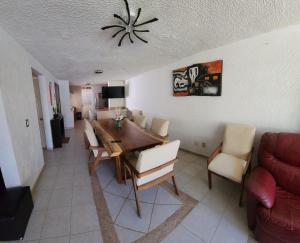a living room with a dining room table and chairs at Casa Totalmente Equipada en Acapulco Diamante in Acapulco