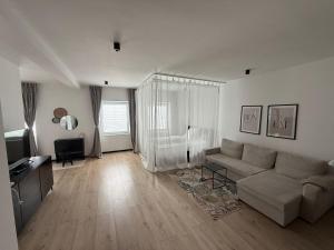 a living room with a couch and a television at Place2stay Gloggnitz2 in Gloggnitz