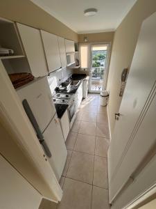 a kitchen with white appliances and a tile floor at Portal del Sol in Junín