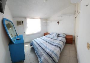 a small bedroom with a bed and a mirror at Casa Totalmente Equipada en Acapulco Diamante in Acapulco +16 photos
