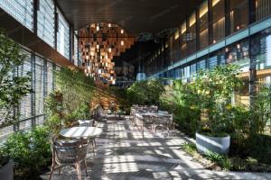 a courtyard with tables and chairs in a building at 마티네차움호텔 in Seoul