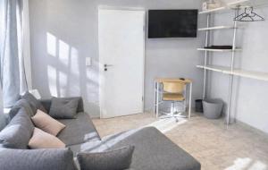 a living room with a gray couch and a table at Ferienwohnungen am Holzmarkt, am Rande der Altstadt in Bad Kreuznach