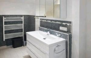 a bathroom with a white sink and a mirror at Ferienwohnungen am Holzmarkt, am Rande der Altstadt in Bad Kreuznach