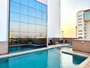 a swimming pool on the roof of a building at Flat Palmas Vivence Suítes in Palmas