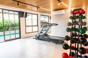 a gym with a treadmill and fitness equipment at Loft moderno e aconchegante no coração de Icaraí in Niterói