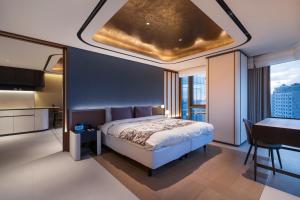 a bedroom with a bed and a desk in a room at 마티네차움호텔 in Seoul