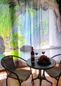 a table with two glasses of wine and a plate of food at Casa Fabiana in Lemos