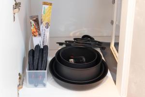 a pot and pans sitting on a shelf in a refrigerator at Oyadoya江南名古屋まで車で40分Free car space2台 in Kōnan