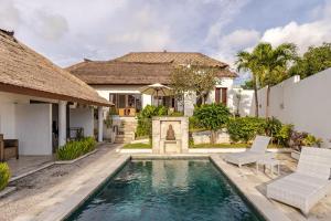 a swimming pool in the backyard of a villa at Villa Leelavadee in Uluwatu