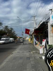 an empty street with cars parked on the side of the road at Homsetay Đồng Phát in Ấp Thiện Phước