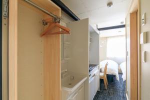 a small room with a kitchen and a bedroom at SMA MO inn Omitama in Omitama