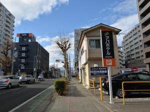 a sign on the side of a city street with cars at APA HOTEL Fukushima Ekihigasi in Fukushima