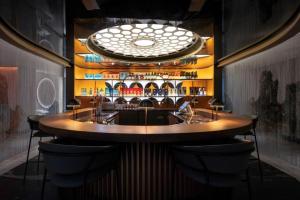 a bar with a round counter in a room at 마티네차움호텔 in Seoul