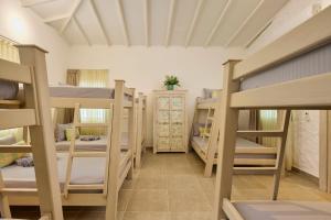a room with a bunch of bunk beds at Finca Los Mangos in Doradal