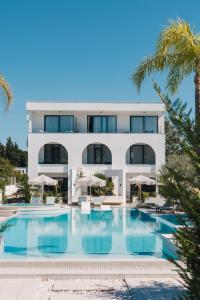 a view of the hotel from the swimming pool at Apartments Stanaj in Ulcinj