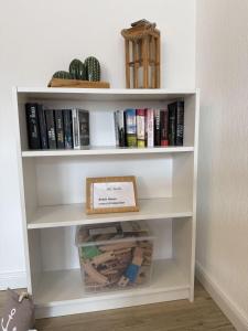 a book shelf filled with books in a room at Utholmer-Strasse-3 in Brösum