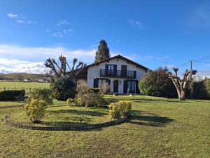 a house in a field with a yard at Maison familiale Pays Basque in Ahaxe-Alciette-Bascassan