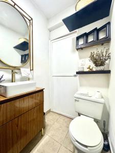 a bathroom with a toilet and a sink and a mirror at CASA YON SAN JUAN escapada en pareja in Cuautitlán Izcalli +13 photos