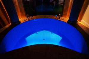 an overhead view of a blue pool at Melon Hotel Tố Hữu in Trung Văn