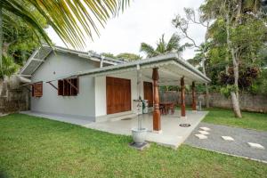 a small white house with a yard at Villa Paranawatta in Unawatuna