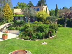 una casa con un jardín delante de ella en Lovely g te with private pool, en Montagnac