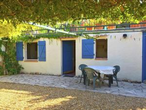 una mesa y sillas frente a una casa en Lovely g te with private pool, en Montagnac